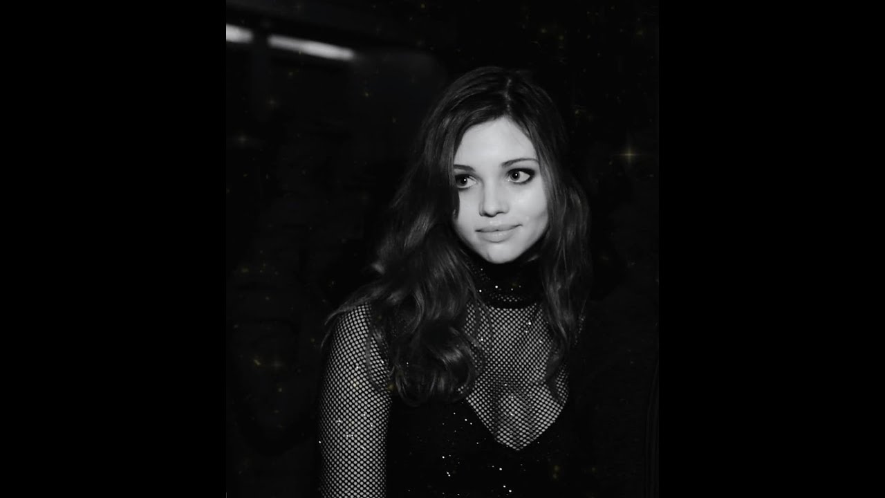 India Eisley (Ashley Juergens) being beautiful and funny for 5 minutes
