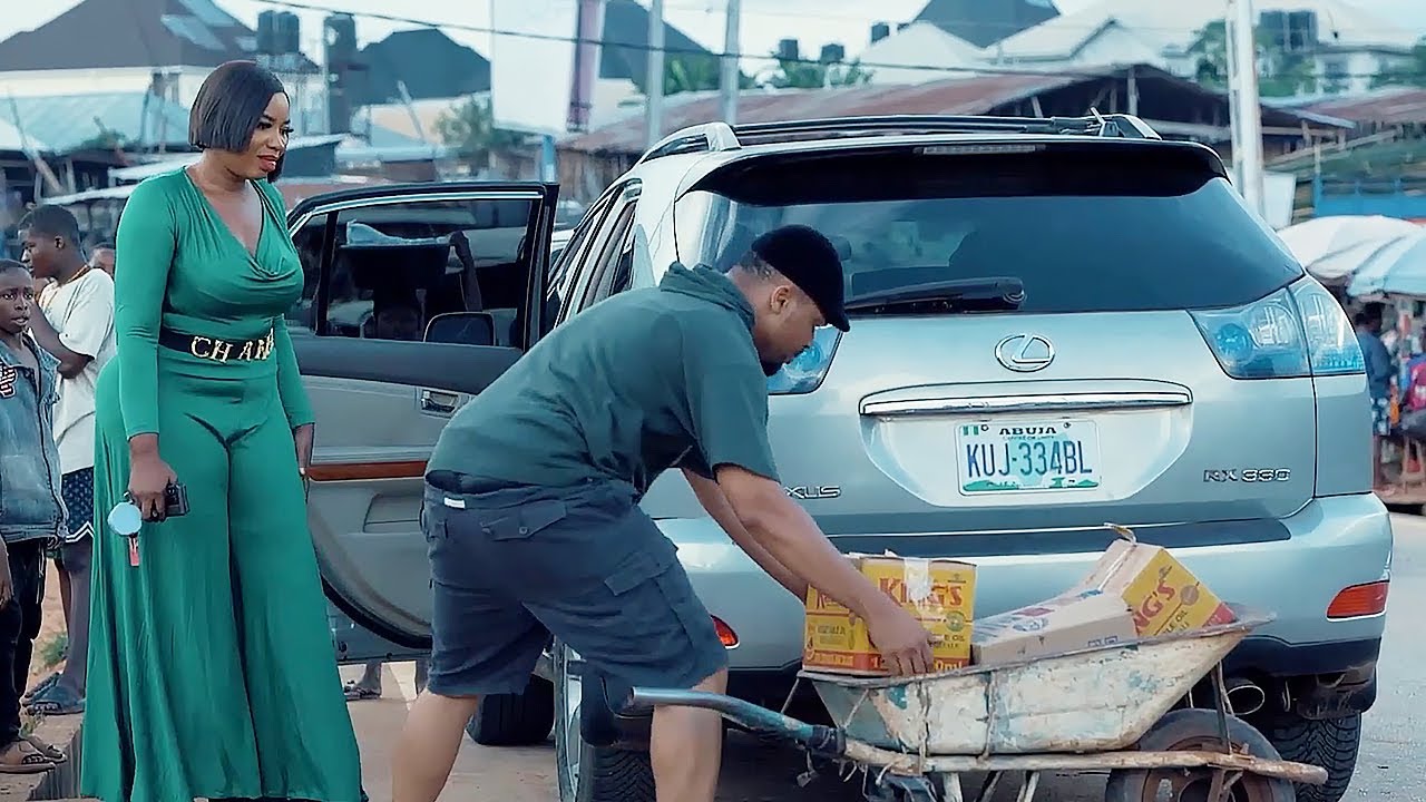 Billionaire Lady Never Loved A Man Until She Met D Poor Barrow Pusher Dat Helped Her With Her Goods