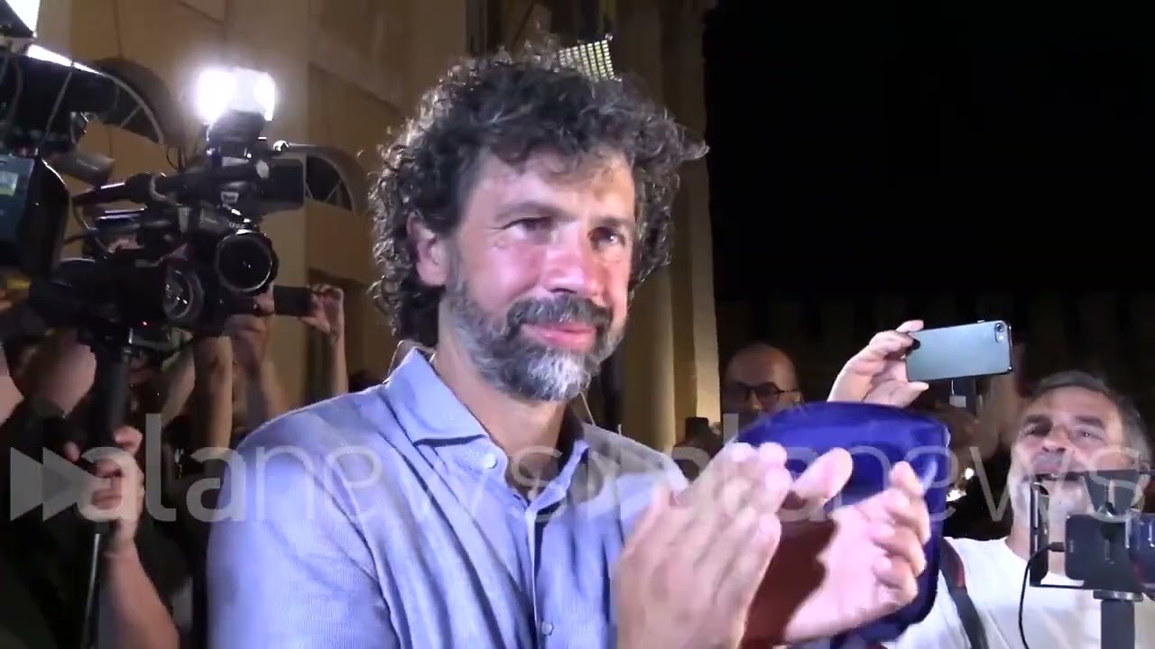 Verona, l'arrivo di Tommasi in piazza Brà e il suo primo giro in municipio da sindaco