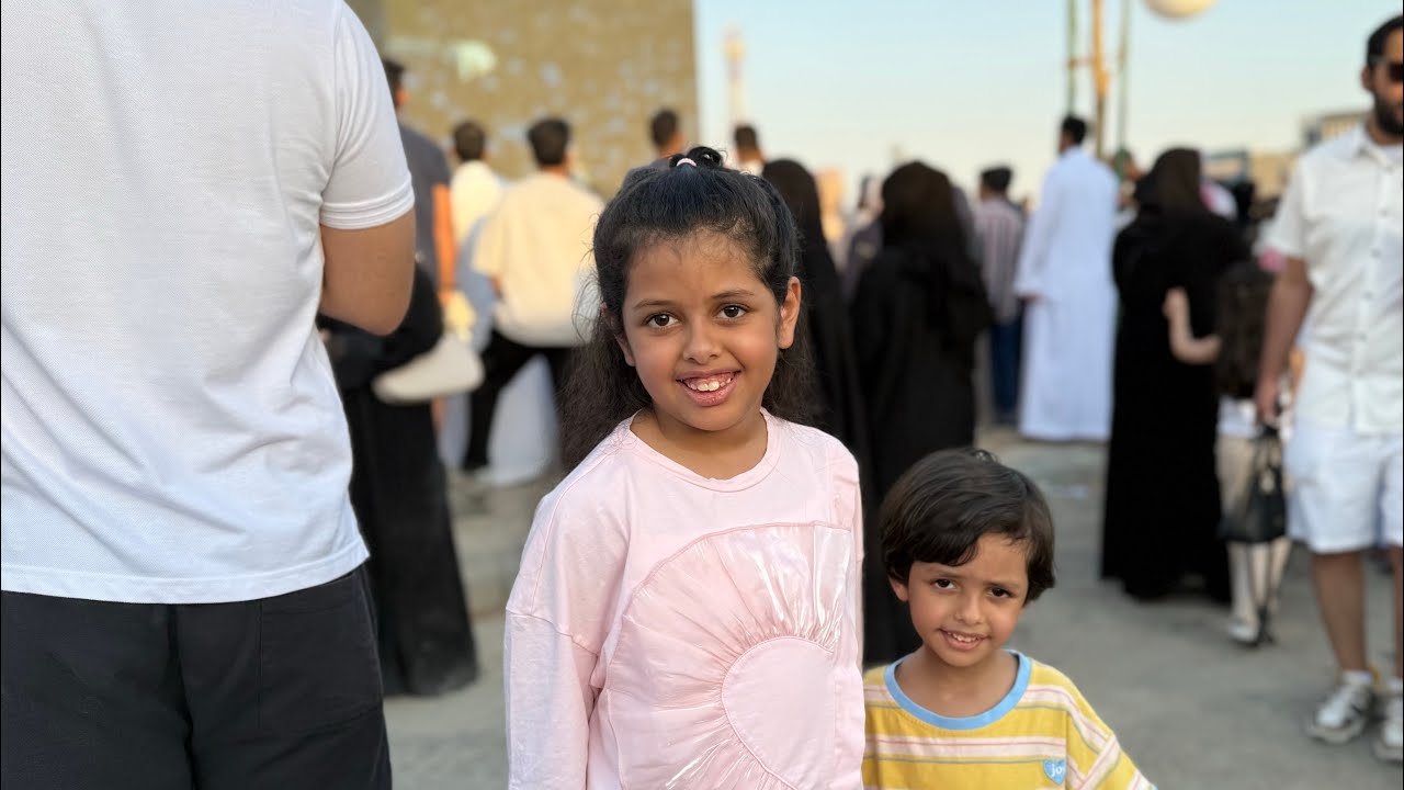 فلوق مسيرة #موسم_الرياض شفنا البلونات الكبيره 😍 - حور و بدر 