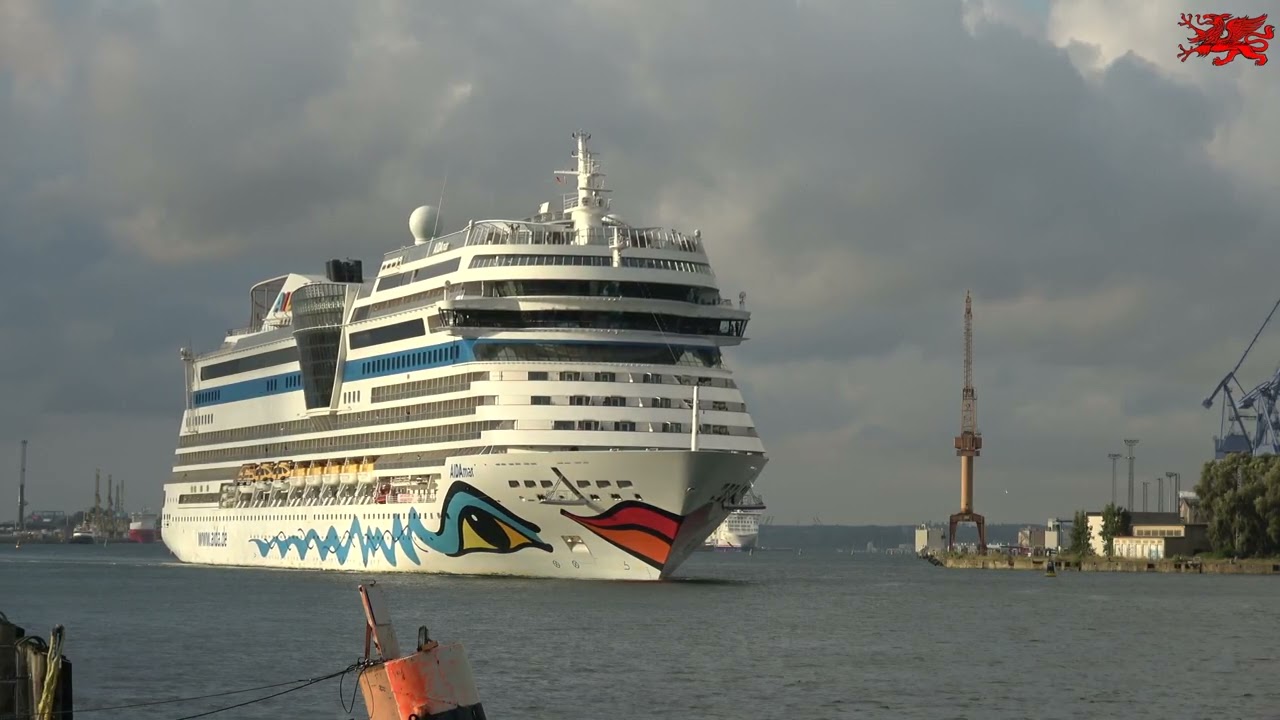 20.08.2025 Warnemünde: Das Kreuzfahrtschiff AIDAmar beim Einlaufen am Molenfeuer um 7 Uhr.