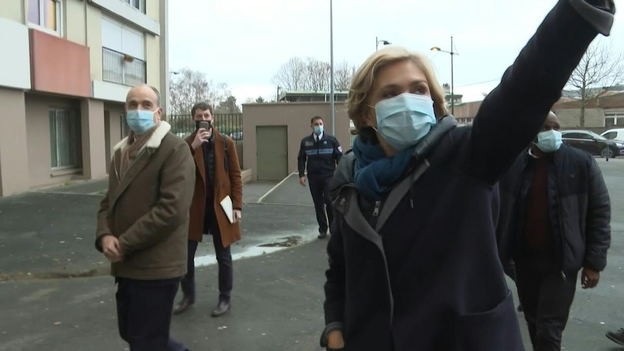 En campagne à Meaux, Valérie Pécresse visite une tour HLM | AFP Images