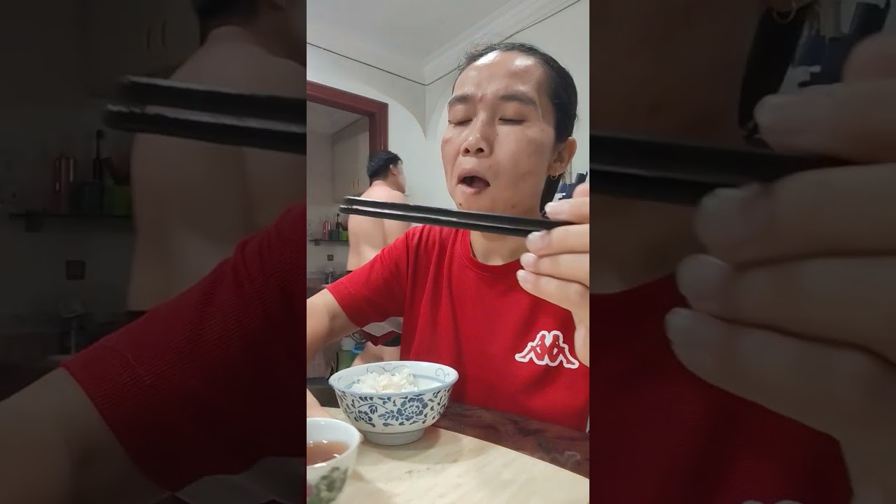 Menu sederhana ikan salmon dengan sayur tumis serta goreng sosis