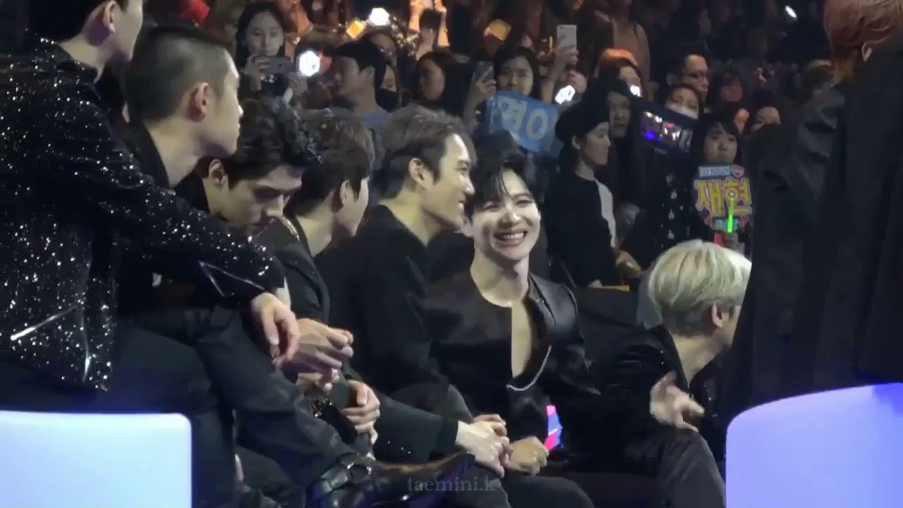 171201 SHINee Taemin and Exo Kai checking Taemin's abs