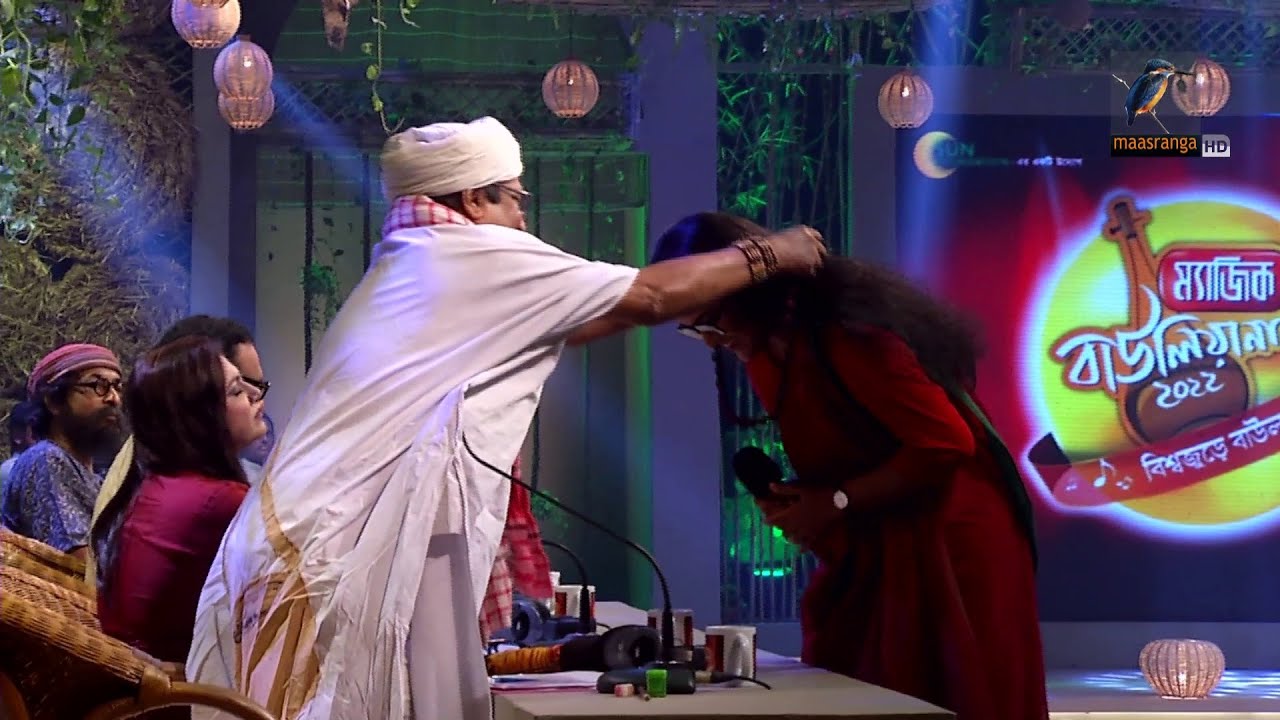 গান গেয়ে শফি মন্ডলের থেকে উপহার পেলেন স্বর্না | Magic Bauliana 2022 | ‍Studio Round