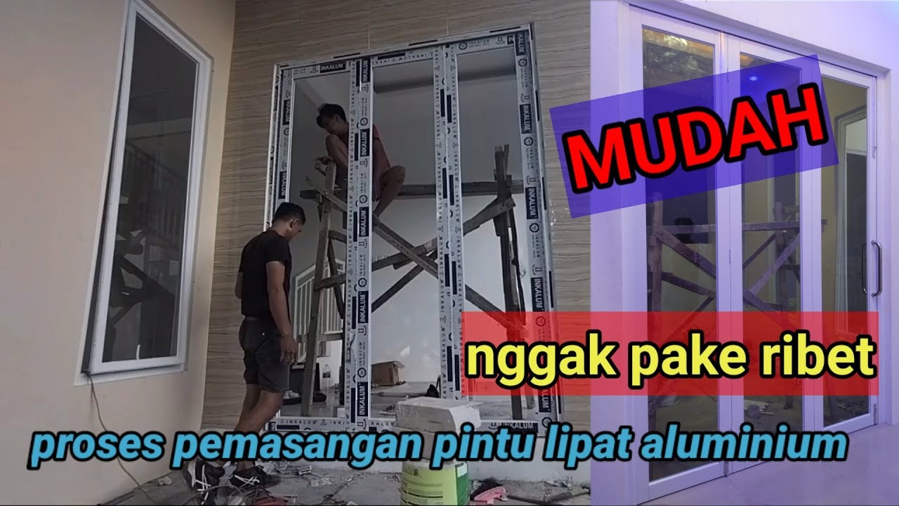 proses pemasangan pintu lipat aluminium.