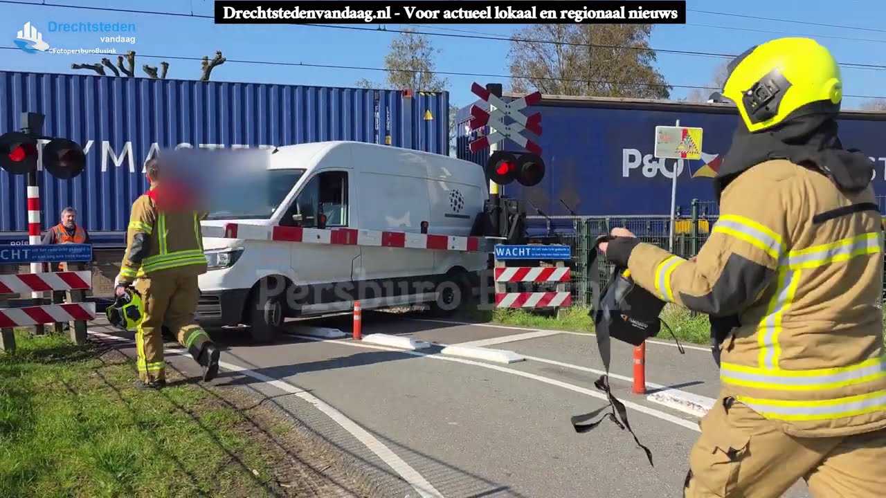 Goederentrein ramt bestelbus op spoorwegovergang Zuidendijk in Dordrecht
