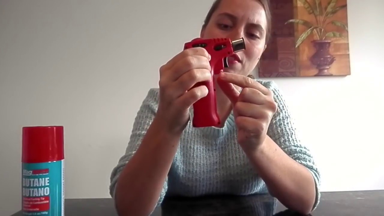 Comment remplir et utiliser un chalumeau de cuisine au butane?