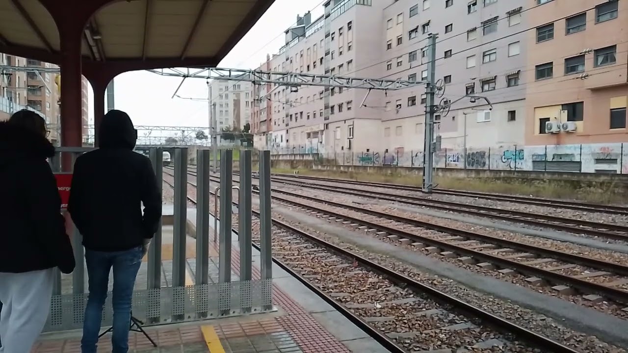 RM 333-353 + 440-217 entrando en la estación de Ponferrada 