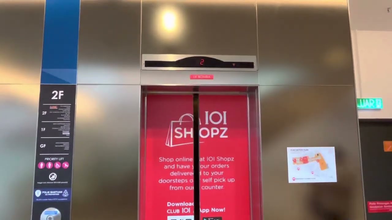 Goldstar lift at IOI puchong mall (North court) main lobby  (Iphone 13 camera)