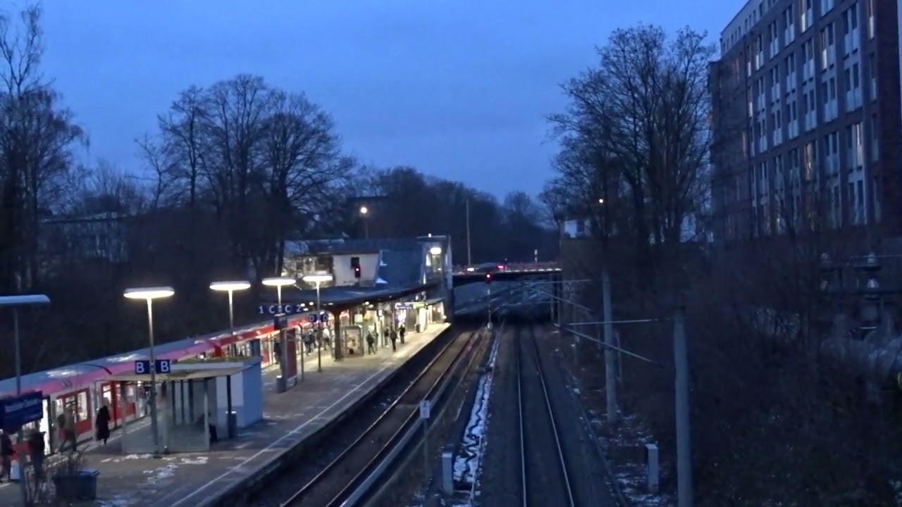 Durchfahrt von einem Gütterzug und ausfahrt einer S1 in Wandsbeker Chaussee