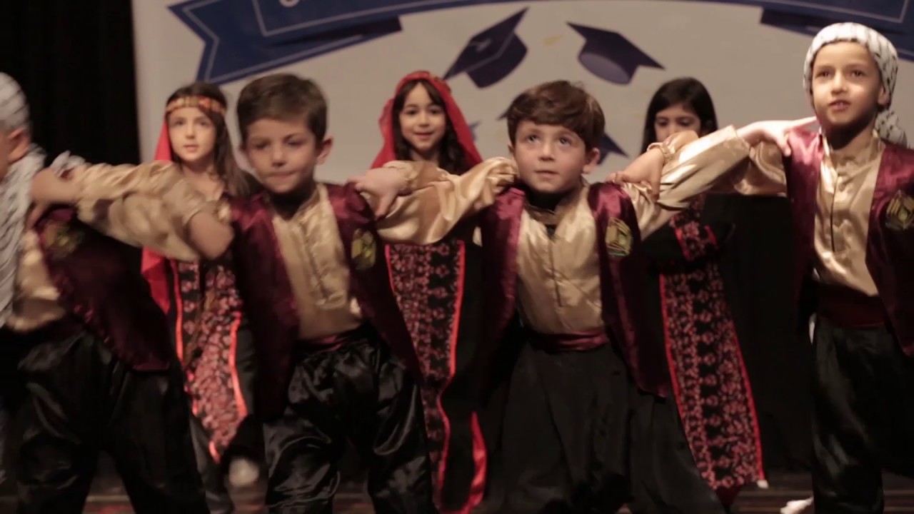 الدبكة الشعبية من فقرات تخريج الفوج الثامن روضة سنابل 2016-2017