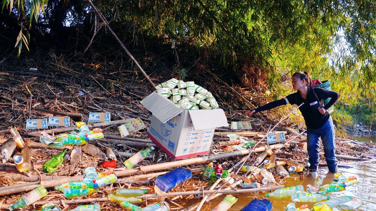 A Lot of Money in Boxes and Scrap Metal Washed Ashore After The Flood. - Daily Life of Single Mother