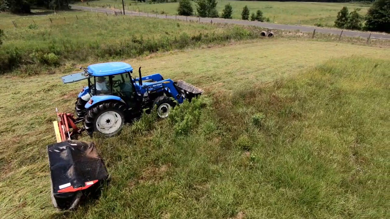 New Holland TD5050 cutting hay