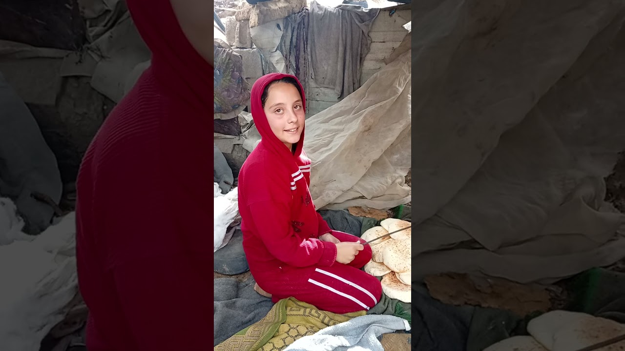 كيف نصنع الخبز في غزة بطريقة صعبة 🥺