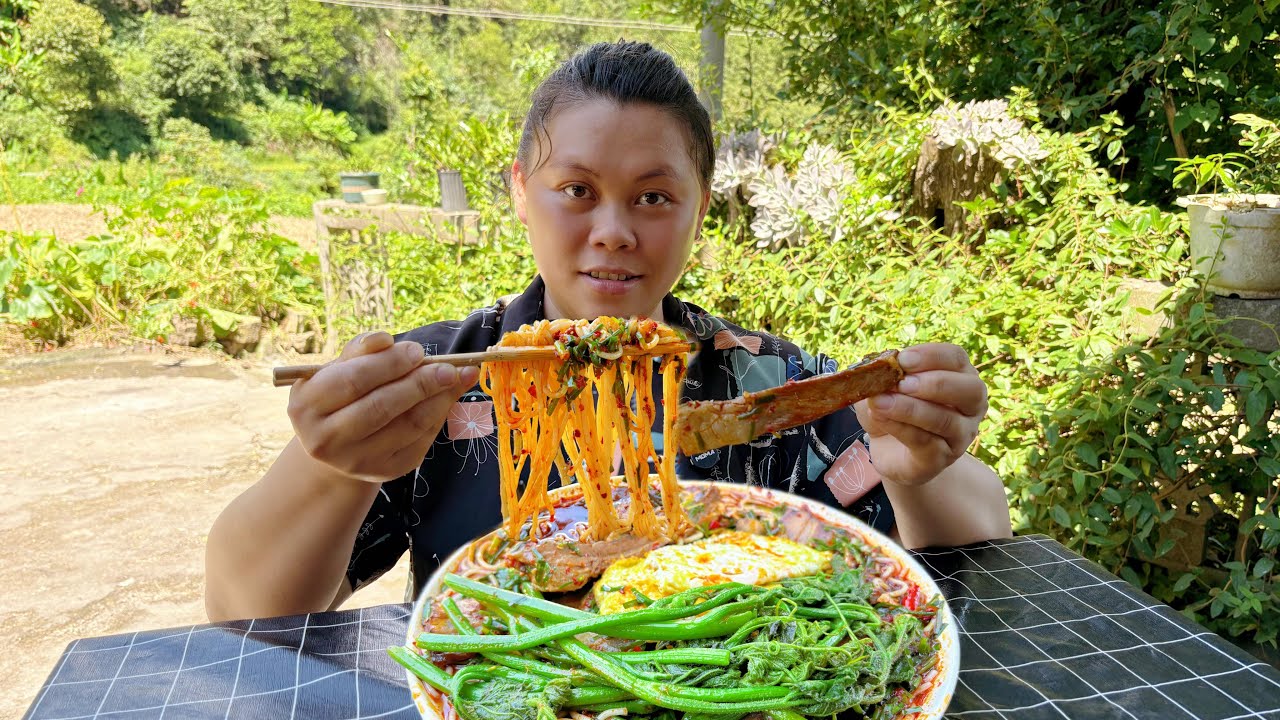 今天简单做了一大碗腊肉米粉嗦过瘾 Make a bowl of delicious bacon Rice noodles today