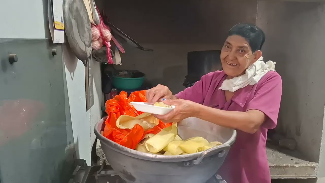 Por fin sacamos el perol lleno de TAMALES y ni te imagínas quién llegó para probarlos???