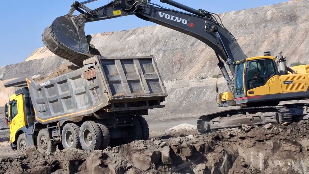 Volvo excavator machine Volvo tipper 400 फीट नीचे से मिट्टी लोडिंग