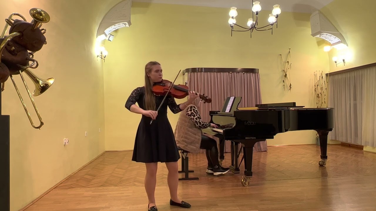 Maja Šauperl - viola