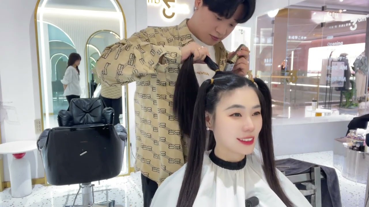 Young beautiful woman goes to the barber shop to shave her head #剃光頭 #坊主女子 #レディース坊主 ##headshavegirl