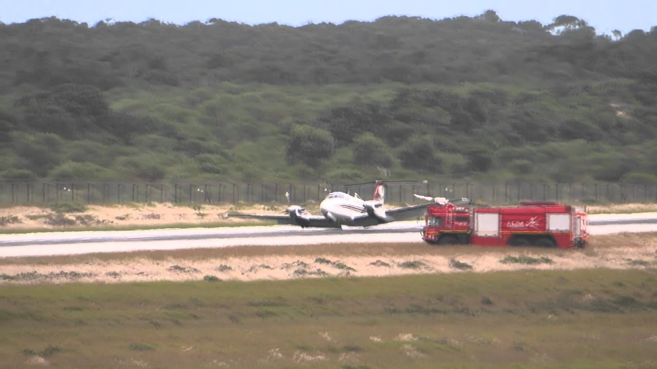 King Air wheels-up emergency landing at Port Elizabeth Airport, South Africa (ZS-MCE)
