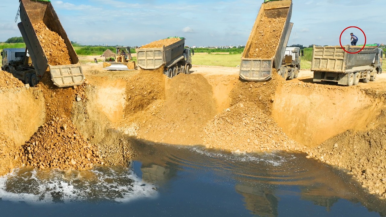 Incredible, Today, a large landslide occurred. A dump truck tried to remove the soil and repair it.