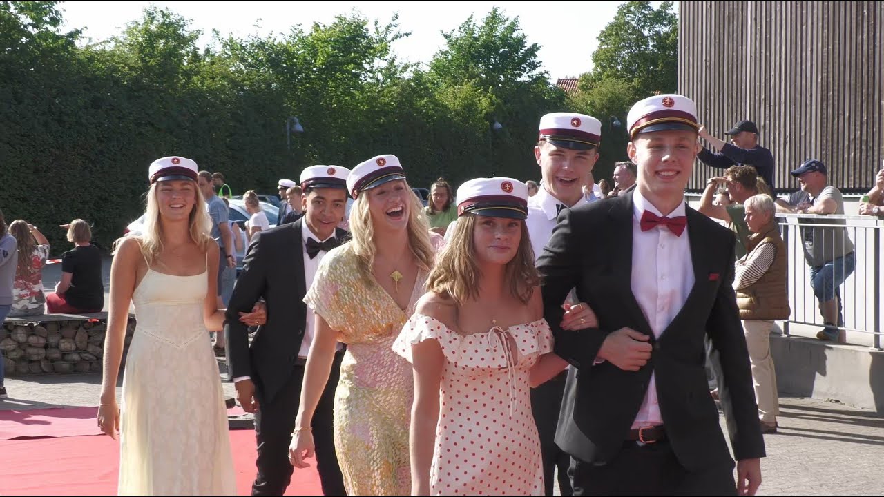 Gribskov-studenter til gallafest i flotte kjoler, stilede jakkesæt og højt humør