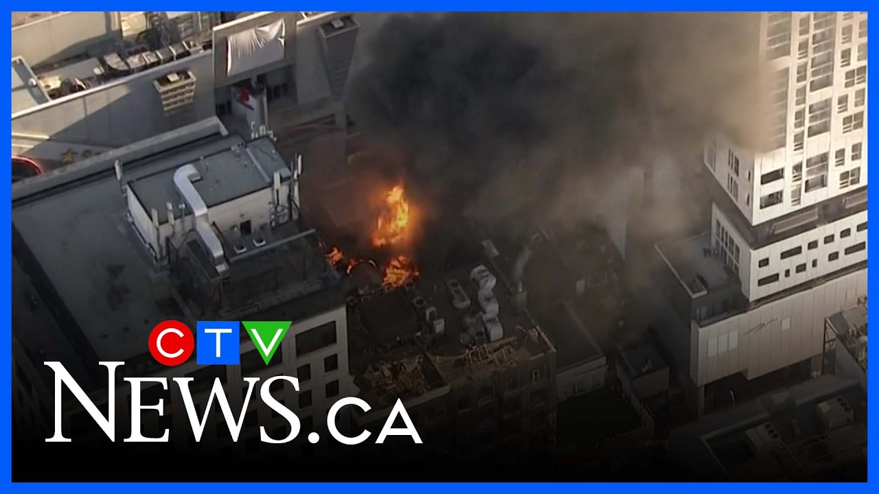 Na nagraniu z helikoptera widać potężną eksplozję na dachu płonącego budynku w centrum Toronto
