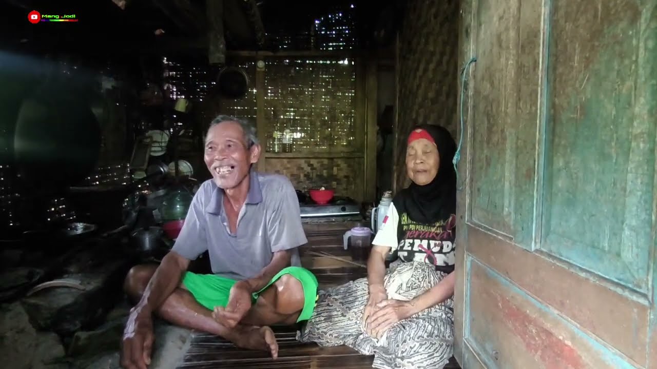 RUBUAN UNTUK SAMPAI KE TEMPAT PASANGAN LANSIA YANG TINGGAL DI RUMAH PINGGIR SUNGAI TENGAH HUTAN