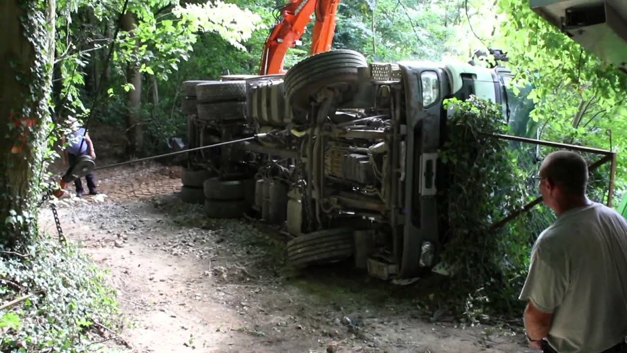 dépannage Wibault PL-VL : relevage d'un camion benne dans un petit chemin