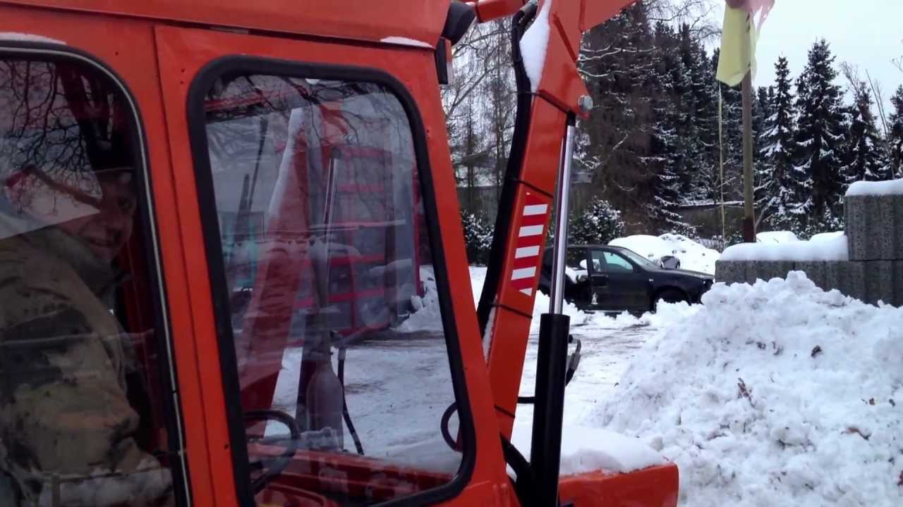 Schmalspurschlepper, Kleintraktor Kubota m. Kabine beim Wintereinsatz mit Frontlader