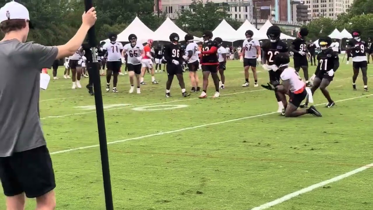 Dax Hill breaks up a Joe Burrow pass for Tee Higgins