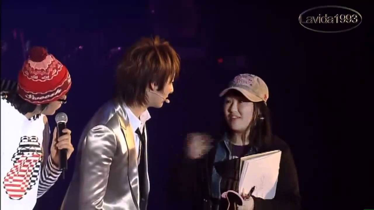 SS501-en concierto(jugando con las fans)-3