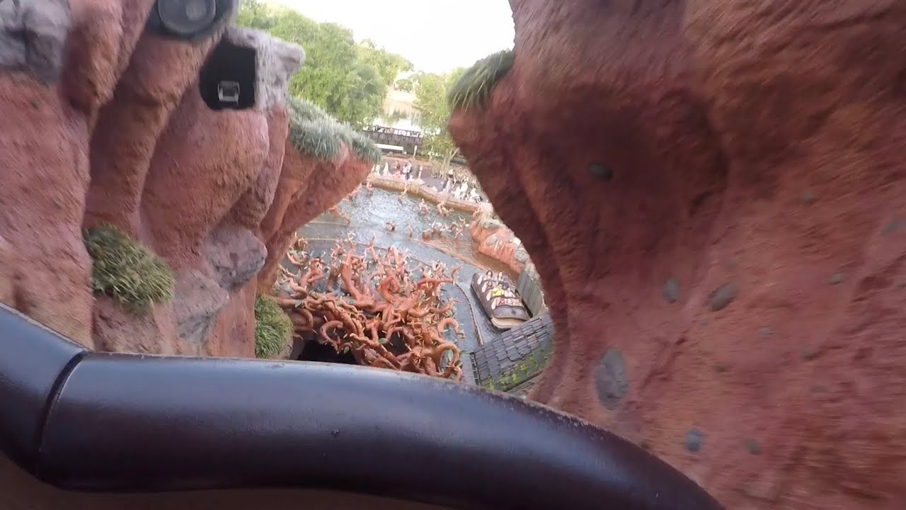WE GOT SOAKED ON SPLASH MOUNTAIN FIRST ROW! 2019 POV