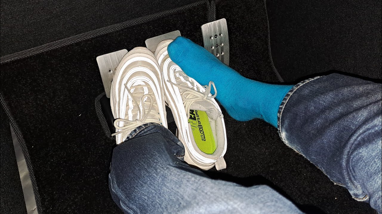 Car Chase, Brake and Short Start Failure in White Nike Airmax 97 and Skyblue Socks  (Jan. 10. 2026)