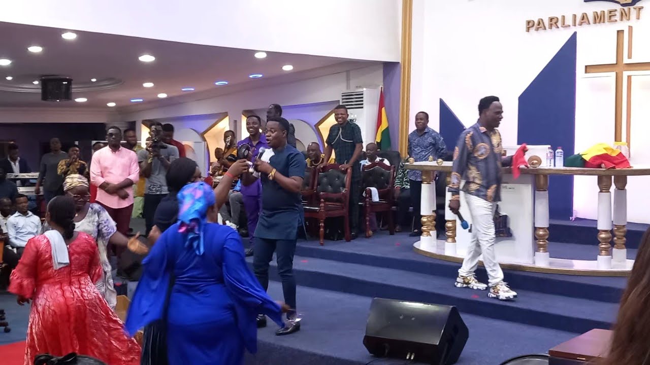 GREAT AMPONG - took StyleBiaaBi to Parliament Chapel & the whole Crowd Mob at him.