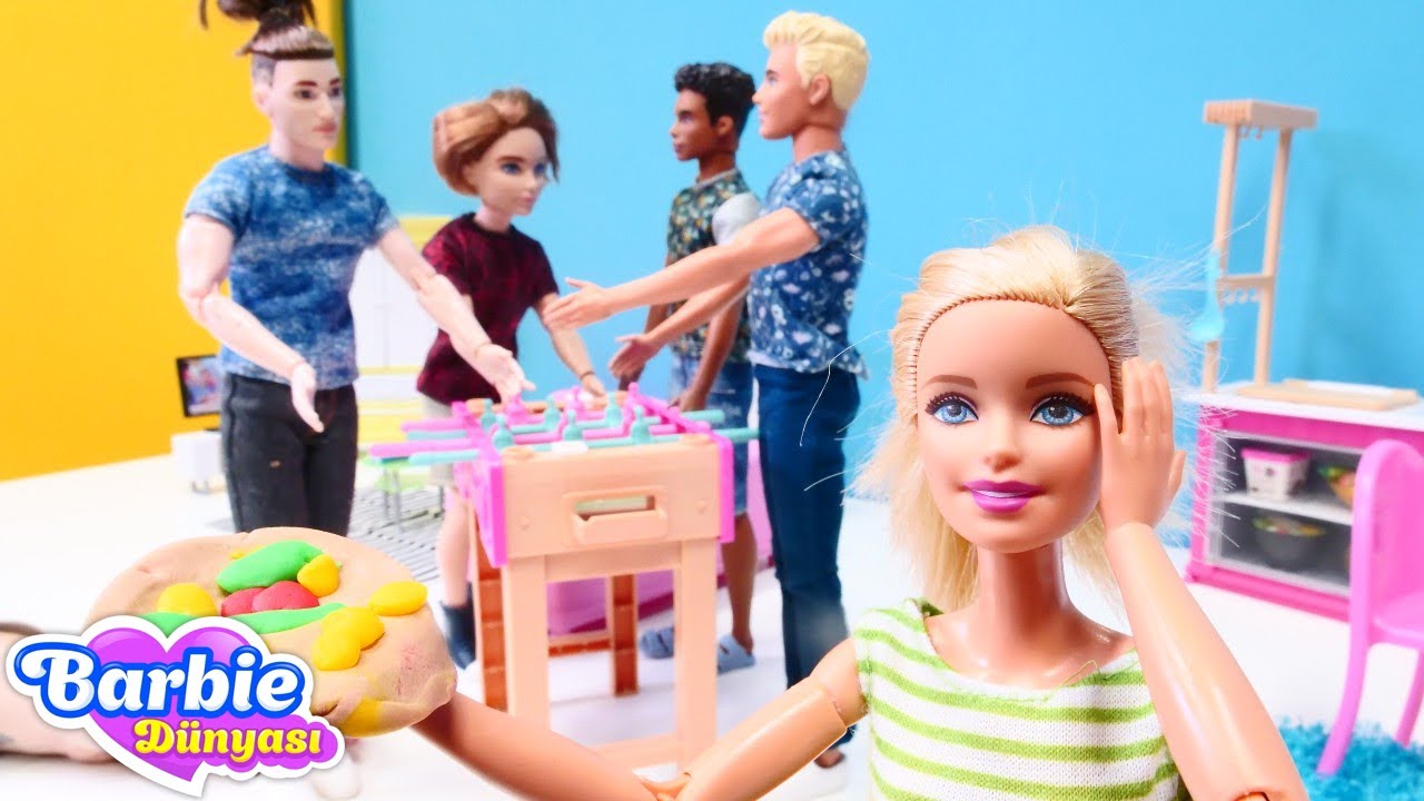 Ken'in G&uuml;r&uuml;lt&uuml;l&uuml; Ma&ccedil; Keyfi ve Barbie'nin Ka&ccedil;ış Planı! ⚽️😅 Kız oyunları.