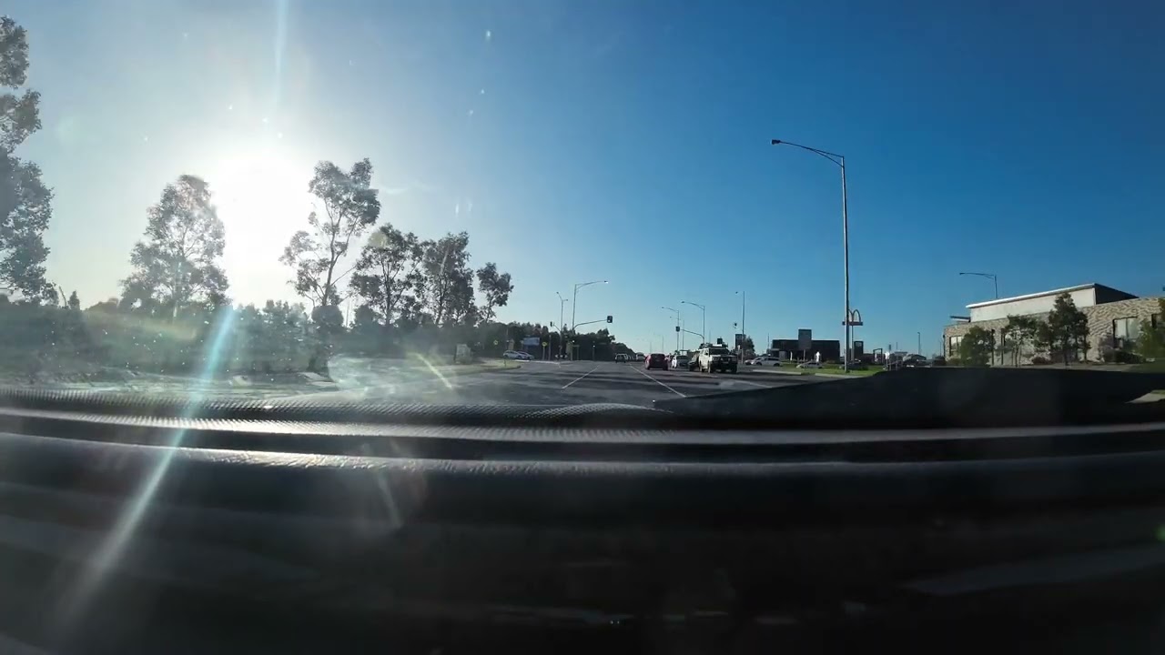 Melbourne Suburbs drive , Greenvale , Cragieburn ,Roxburgh park ;  رحلة بالسيارة في ضواحي ملبورن