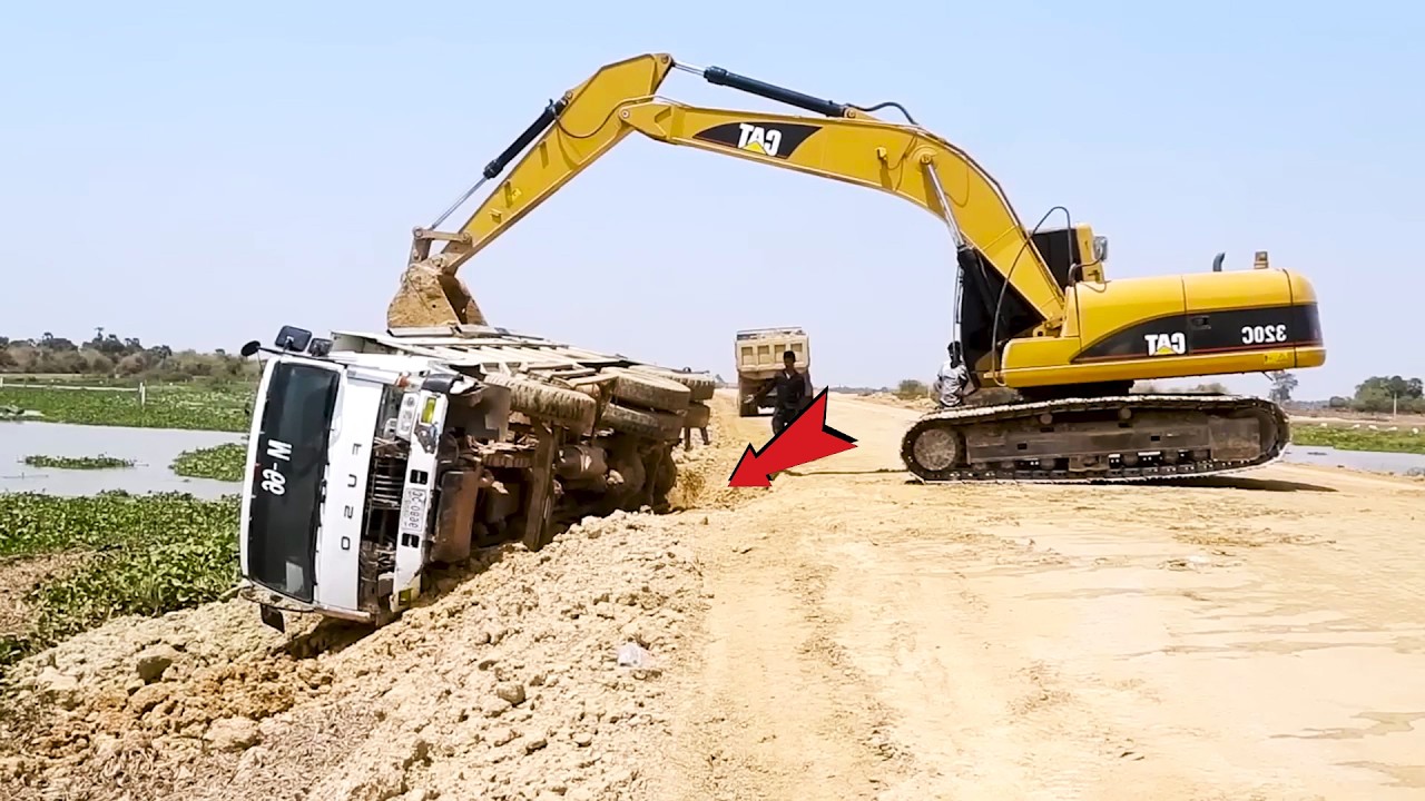 OMG! SERIOUS Truck Gone Wrong Accident 😱 Watch Skillful Recovery in Action