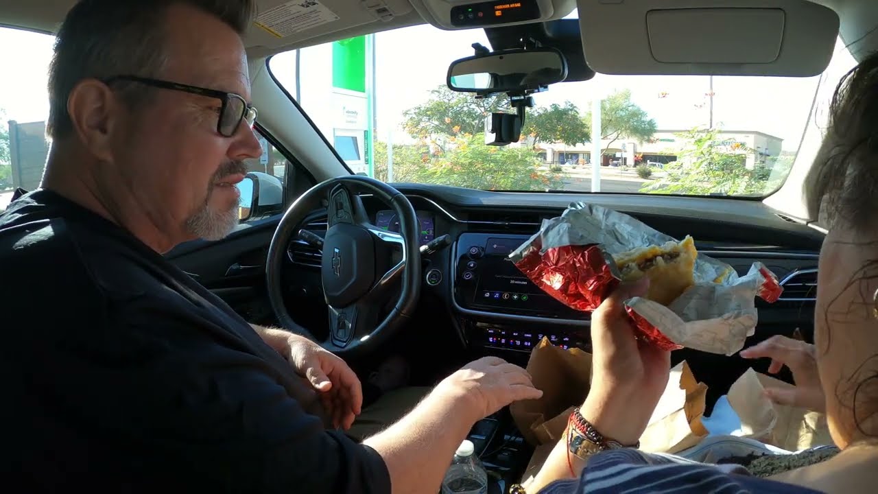 Wendy's №2: яйцо с колбасой и швейцарский круассан, №5: яйцо с колбасой и сырный бисквит, приправ...