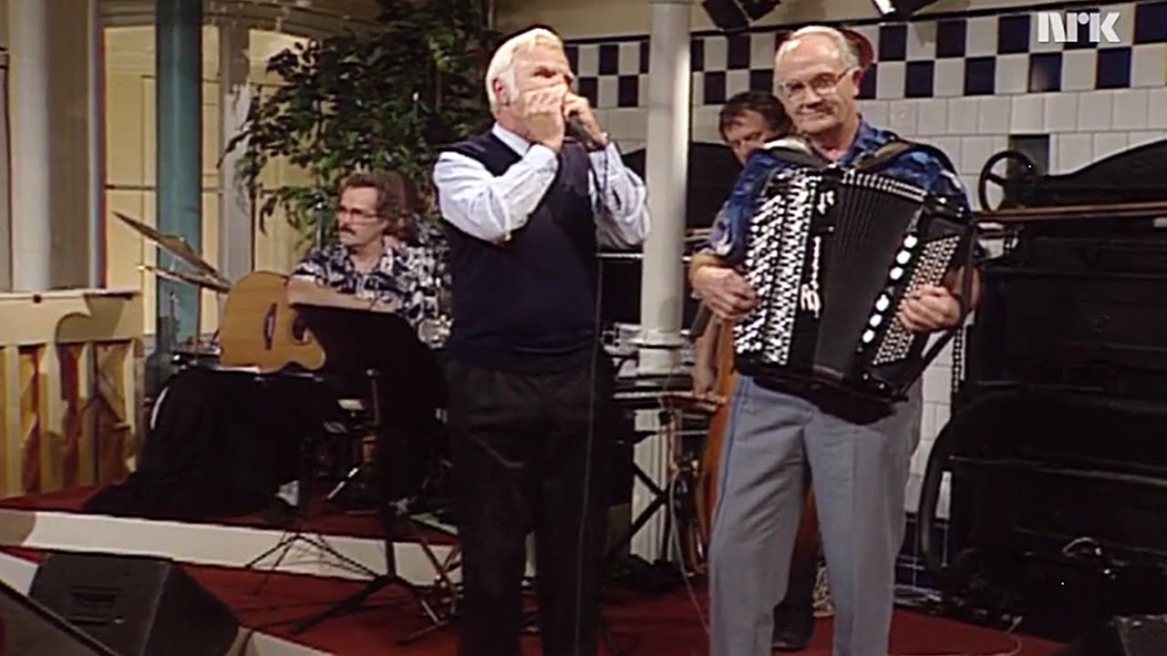 Skogsbylasse og Petter Andreas Røstad sr.  spiller Kyrkpolska