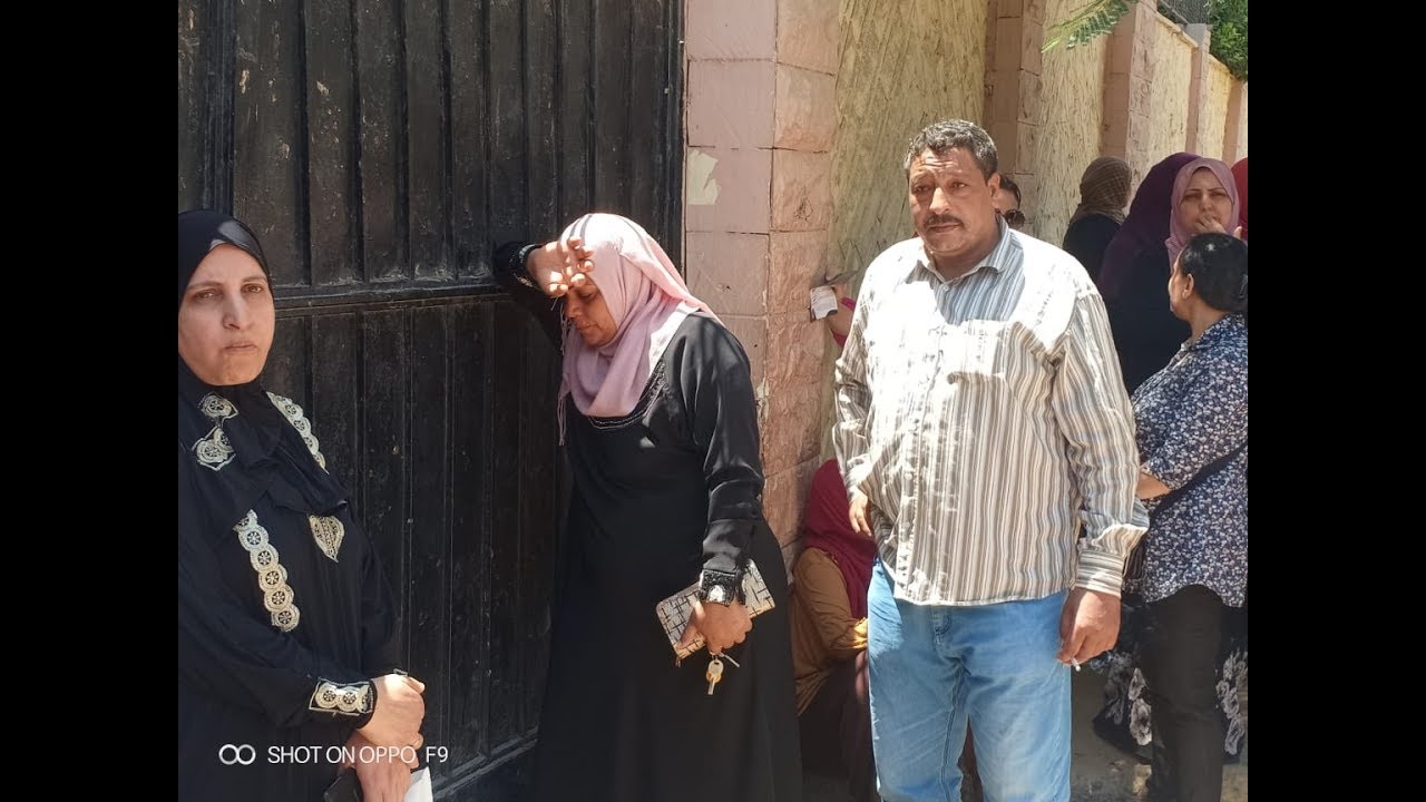 أنهيارولي أمر أمام باب مدرسة أم الأبطال