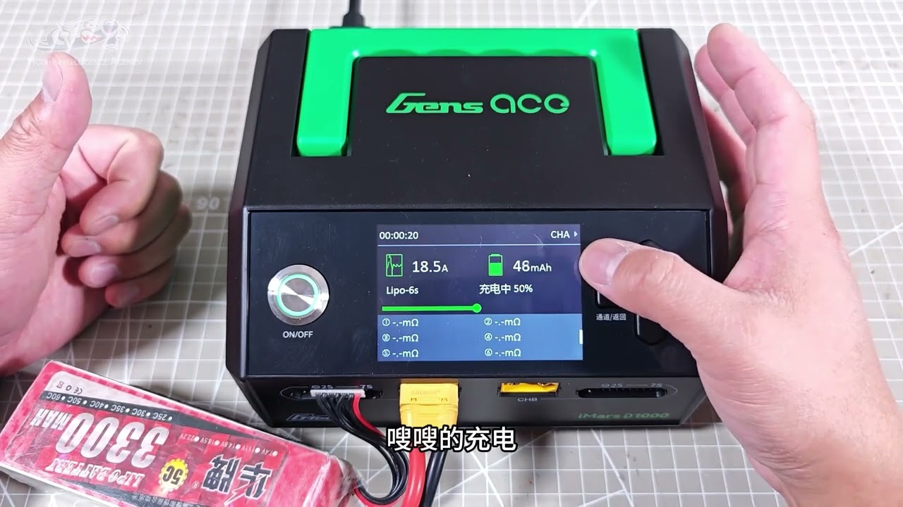 内置1000w电源的智能航模充电器，格氏D1000测评 这是一款双路航模充电器，内置1000W超大电源，产品尺寸不大，但重量达到了1.7kg，所以外壳上设计了一个折叠提把，方便携带。它为单路500W