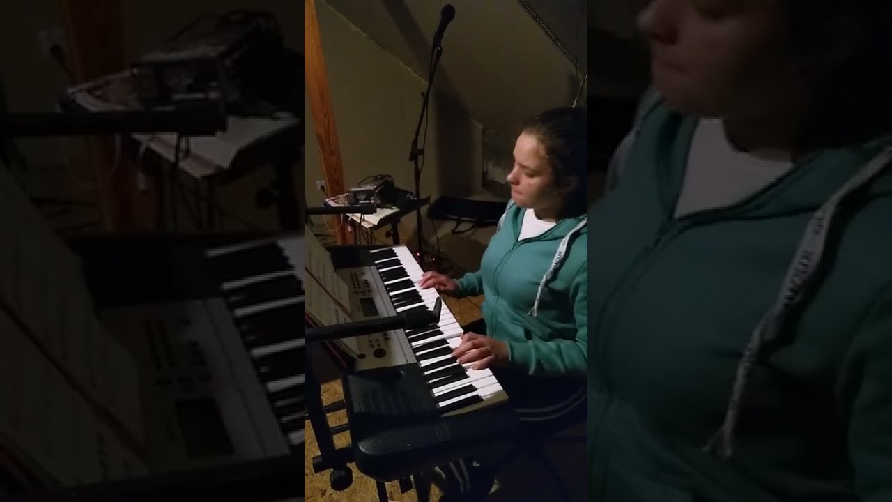 siadła pszczółka na jabłoni