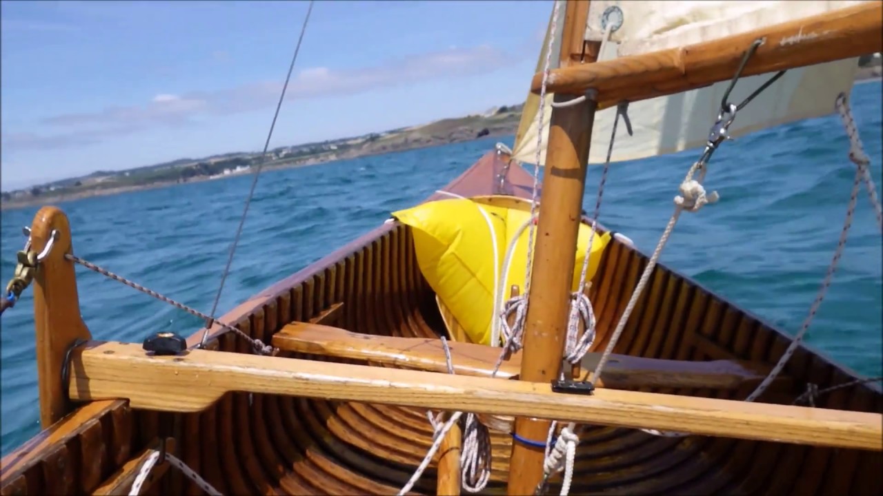 Canoé bois à voile baie Douarnenez