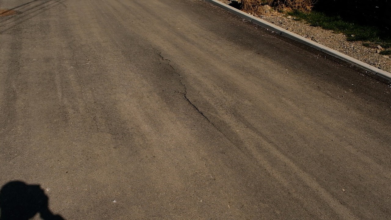 Asfalti i shtruar para pak kohësh në rrugën 