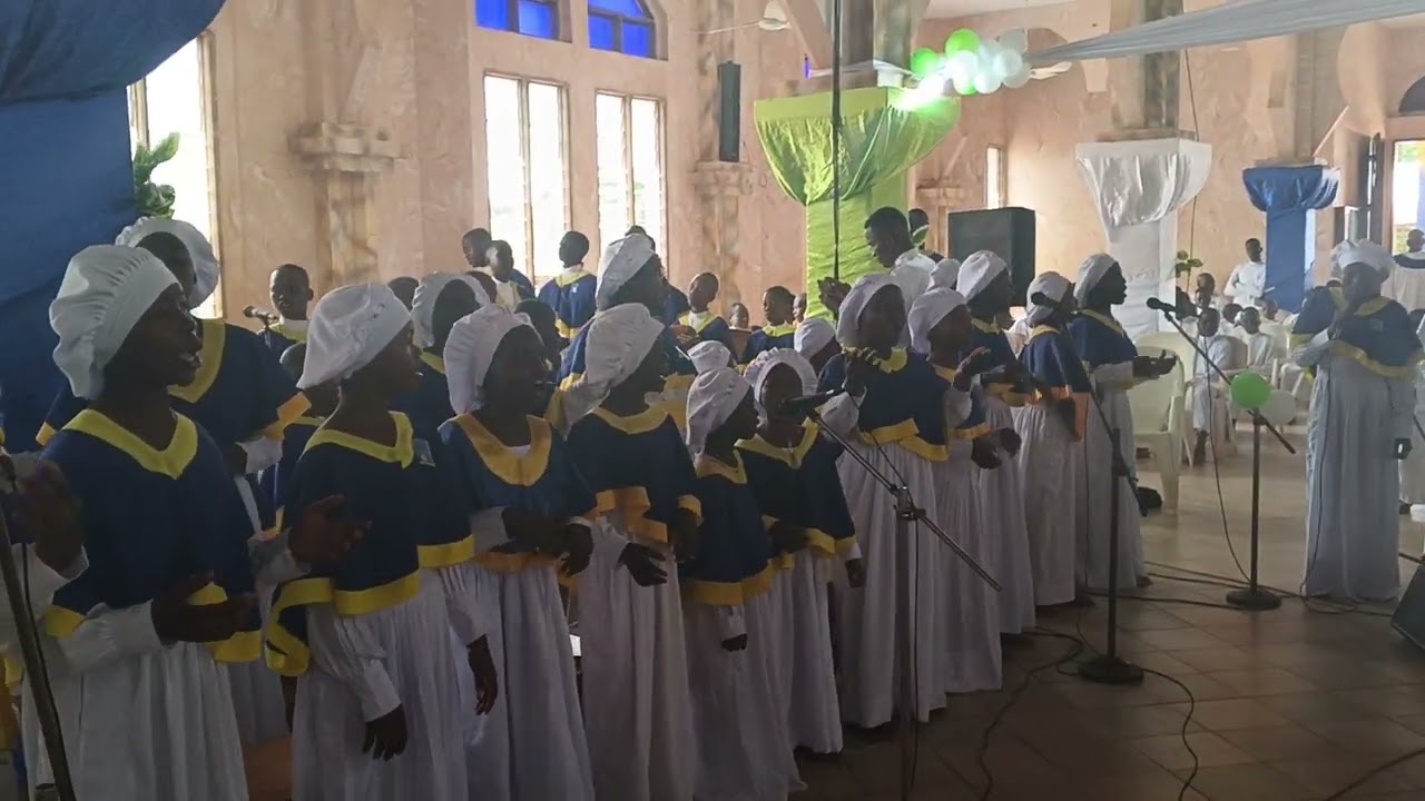 Fête des amis de JÉSUS sur la paroisse d'Adjara Centre. Performances traditionnelles des enfants.