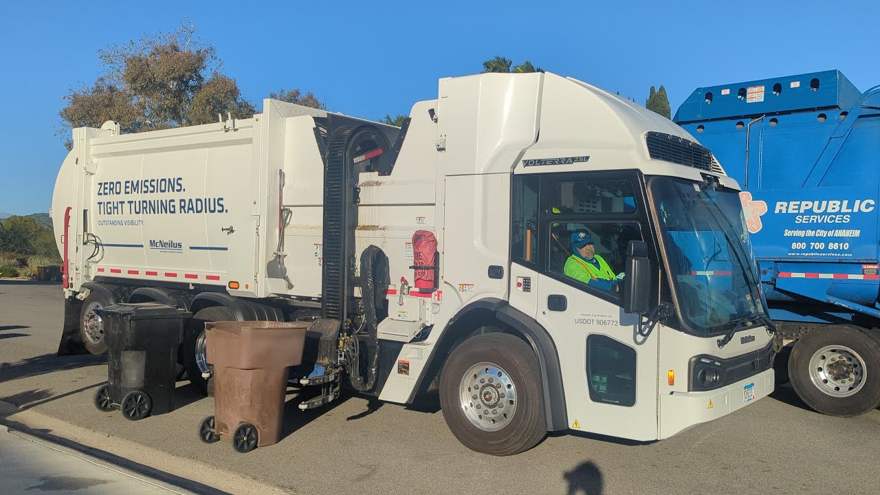 Demo McNeilus Volterra ZSL Electric Garbage Truck
