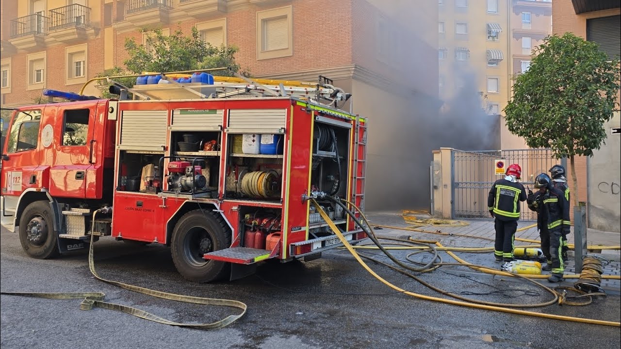 Incendio en un garaje en la calle de Canarias de Jaén,  junto a la Plaza Jaén por la Paz