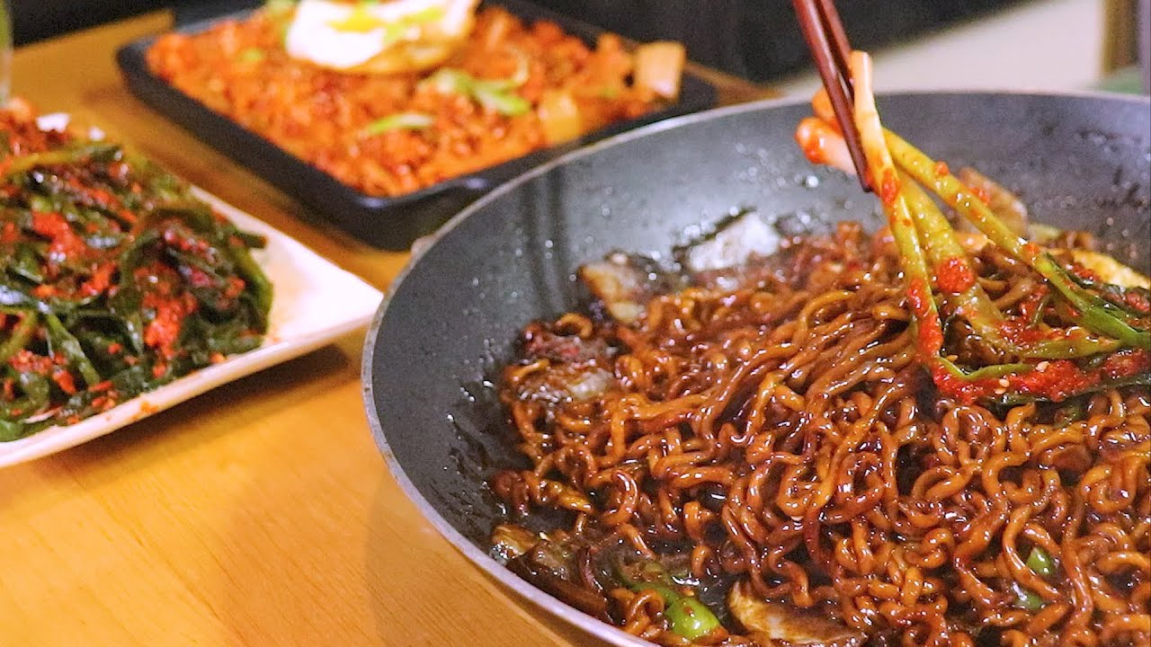 잘익은 파김치와 짜파게티 맵콤달콤살콤 김치볶음밥 생청양고추 요리먹방 Noodles with Blackbean sauce Fried kimchi rice MUKBANG 먹방